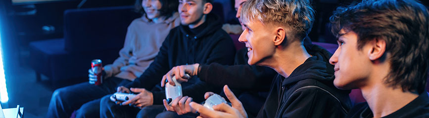 Hassle Online и Radmir RP связаны единой вселенной, вдохновлённой постсоветскими городами и криминальной атмосферой GTA и CRMP